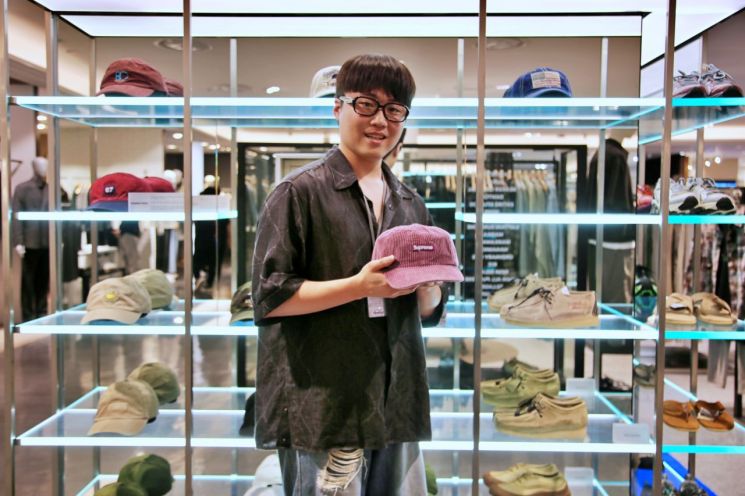 광주신세계 본관 7층 시리즈 매장에 마련된 편집샵에서 직원이 슈프림 모자를 선보이고 있다. 광주신세계 제공