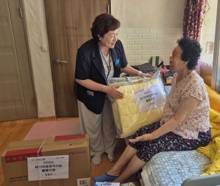 장흥군이 재가의료급여 수급 가정을 방문해 물품을 전달하고 있다. 장흥군 제공