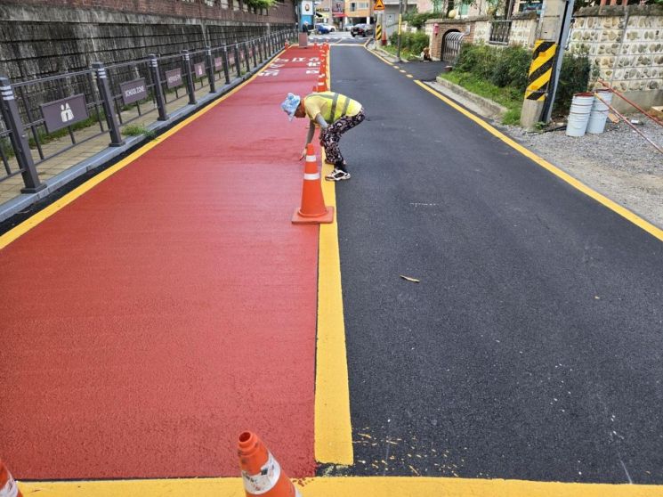 광주 서구가 3억7,500만원을 투입해 관내 소화전 주변 주정차금지 표시 및 어린이보호구역 미끄럼방지 포장사업을 추진한다. 광주 서구 제공