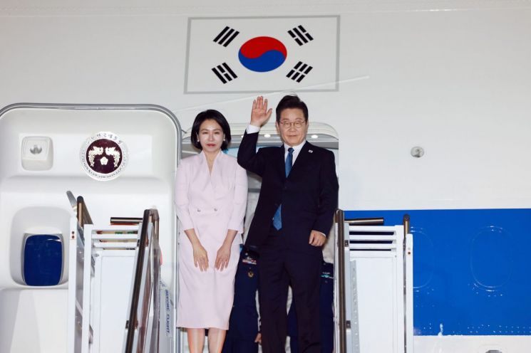 이재명 대통령과 김혜경 여사가 26일(현지시간) 미국 펜실베이니아주 필라델피아국제공항에서 미국 방문 일정을 마친 뒤 귀국하며 공군 1호기에 올라 인사하고 있다. 연합뉴스