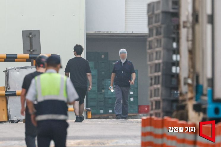 On the 27th, workers are arriving at the SPC Samlip Siwha Factory in Siheung, Gyeonggi Province. Photo by Kang Jinhyung