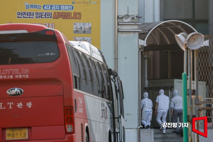 On the 27th, workers are moving to the workplace at the SPC Samlip Siwha Factory in Siheung, Gyeonggi Province. Photo by Kang Jinhyung