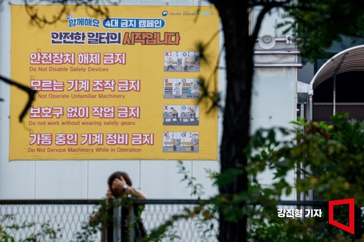 On the 27th of last month, a worker who completed a 12-hour shift at the SPC Samlip factory in Siheung, Gyeonggi, is waiting for the shuttle bus home. Photo by Kang Jinhyung