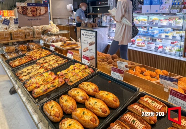 서울 한 파리바게뜨 매장에 빵이 진열돼 있다. 강진형 기자
