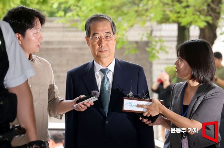 [Photo] Former Prime Minister Han Ducksoo Appears in Court for Detention Warrant Hearing
