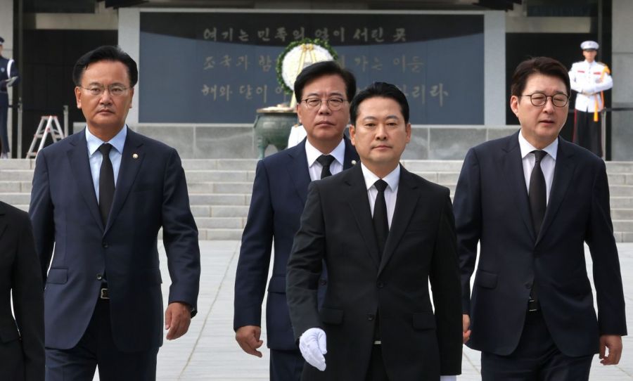 장동혁 국민의힘 신임 대표와 송언석 원내대표 등 당 지도부가 27일 서울 동작구 국립서울현충원에서 현충탑을 참배하고 있다. 2025.08.27 윤동주 기자