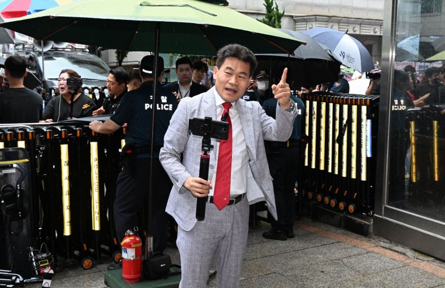 전한길 전 한국사 강사가 14일 서울 여의도 국민의힘 중앙당사에서 열린 중앙윤리위원회 회의에 출석하고 있다. 2025.8.14 김현민 기자