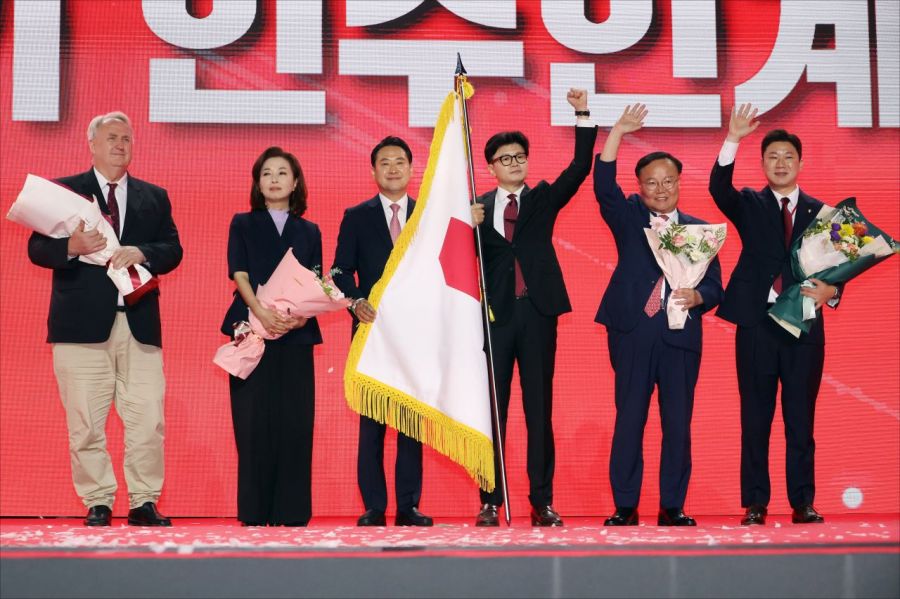 지난해 7월 한동훈 국민의힘 당대표 당선자(왼쪽 네 번째)가 경기 고양시 킨텍스에서 열린 국민의힘 제4차 전당대회에서 당기 인수 후 최고위원 당선자들과 기념촬영 하고 있다. 왼쪽부터 인요한, 김민전, 장동혁 최고위원. 한동훈 당대표. 김재원 최고위원, 진종오 청년최고위원. 사진=김현민 기자 kimhyun81@