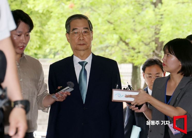 12.3 비상계엄 관련 내란 방조 혐의를 받는 한덕수 전 국무총리가 27일 서울 서초구 서울중앙지방법원에서 열린 구속 전 피의자 심문(영장실질심사)에 출석하고 있다. 전직 총리에 대한 구속영장 청구는 헌정사상 처음이다. 2025.08.27 윤동주 기자