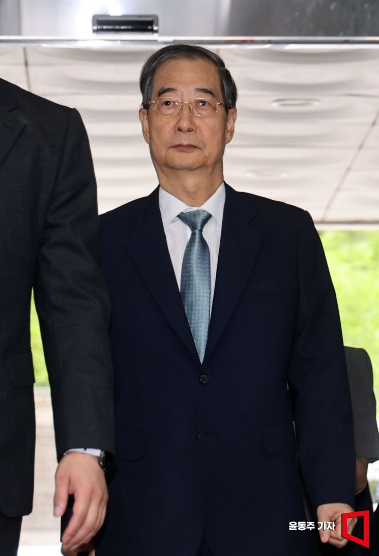 12.3 비상계엄 관련 내란 방조 혐의를 받는 한덕수 전 국무총리가 지난달 27일 서울 서초구 서울중앙지방법원에서 열린 구속 전 피의자 심문(영장실질심사)에 출석하고 있다.