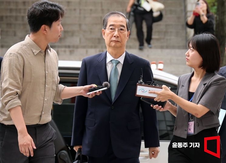 12.3 비상계엄 관련 내란 방조 혐의를 받는 한덕수 전 국무총리가 27일 서울 서초구 서울중앙지방법원에서 열린 구속 전 피의자 심문(영장실질심사)에 출석하고 있다. 전직 총리에 대한 구속영장 청구는 헌정사상 처음이다. 2025.08.27 윤동주 기자