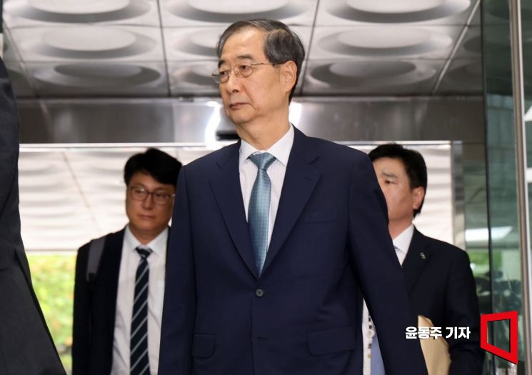 12.3 비상계엄 관련 내란 방조 혐의를 받는 한덕수 전 국무총리가 27일 서울 서초구 서울중앙지방법원에서 열린 구속 전 피의자 심문(영장실질심사)에 출석하고 있다. 전직 총리에 대한 구속영장 청구는 헌정사상 처음이다. 2025.08.27 윤동주 기자
