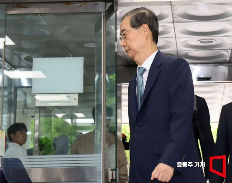12.3 비상계엄 관련 내란 방조 혐의를 받는 한덕수 전 국무총리가 27일 서울 서초구 서울중앙지방법원에서 열린 구속 전 피의자 심문(영장실질심사)에 출석하고 있다. 전직 총리에 대한 구속영장 청구는 헌정사상 처음이다. 2025.08.27 윤동주 기자