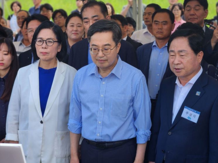 김동연 경기도지사(가운데)와 주광덕 남양주시장, 최민희 국회 과학기술정보방송통신위원장이 27일 남양주 혁신형 공공의료원 예정 부지를 방문해 남양주시 관계자로부터 설명을 듣고 있다. 이종구 기자