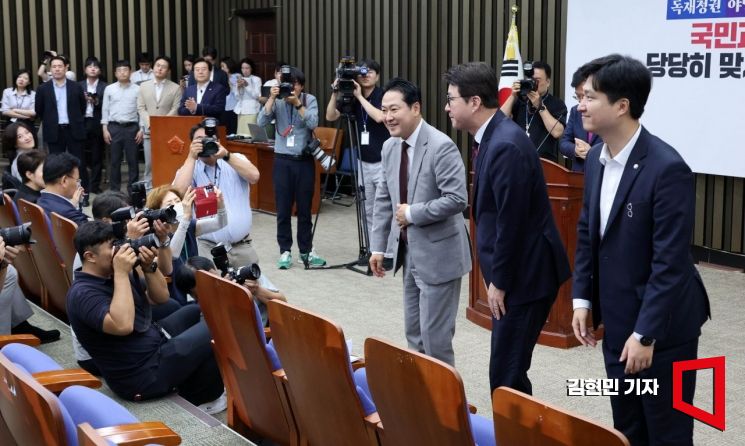 [Photo] Jang Donghyuk, New Leader, Greets Lawmakers