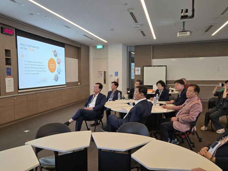 김경희 시장 등 이천시 대표단이 싱가포르에서 현지 평생교육 정책에 대한 설명을 듣고 있다. 이천시 제공