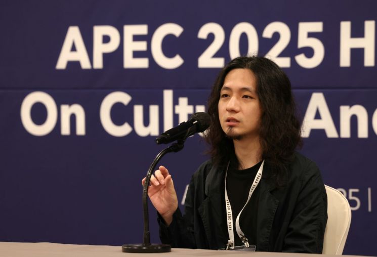 AI 영상 제작사 스튜디오 프리윌루전의 권한슬 대표가 27일 경상북도 경주 힐튼호텔에서 열린 인터뷰에서 AI 영화 산업에 대해 설명하고 있다.   [사진 제공= 문화체육관광부]