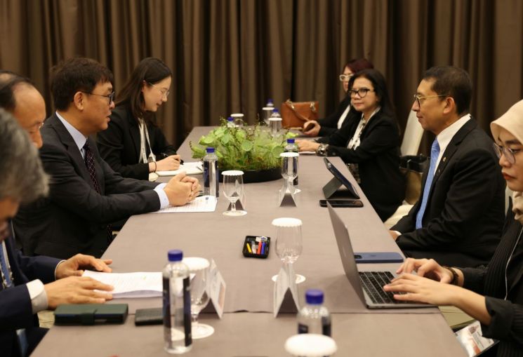 [포토]최휘영 장관, 인도네시아 문화부 장관과 양자 회담