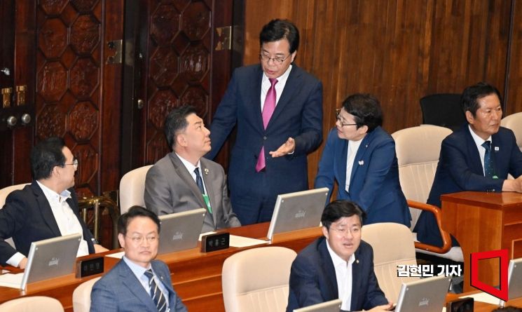 27일 국회 본회의에서 국가인권위원회 위원(이상현, 우인식) 선출안이 부결되자 국민의힘 송언석 원내대표와 임이자 의원이 더불어민주당 김병기 원내대표에게 항의하고 있다. 2025.8.27 김현민 기자