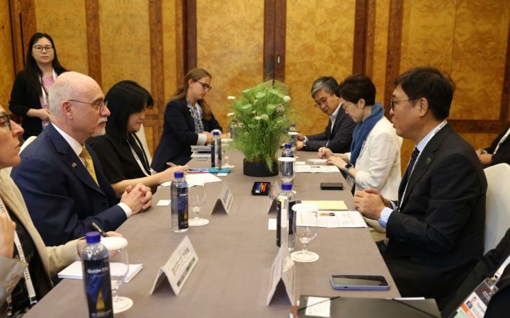 [포토]최휘영 장관, 글렌 스콧 데이비스 美국무부 문화유산센터장과 양자회담
