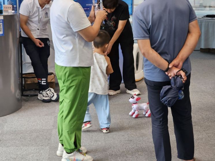 지난달 18일 중국 선전시 룽강구에 위치한 '세계 최초 로봇 6S 매장'에 방문객들이 교육용 로봇 제품을 시연해보고 있다. 사진 박준이 기자.