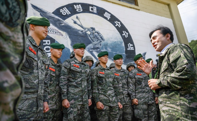 안규백 국방부 장관이 27일 인천 강화군 소재 해병대 2사단 말도 소초를 방문해 장병들과 대화하고 있다. 국방부