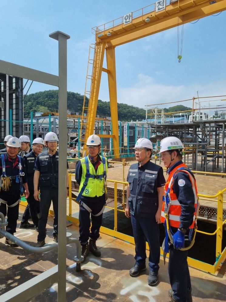 '폭염안전 5대 기본수칙'확산을 위한 현장경영을 실시하는 김현중 안전보건공단 이사장. 안전보건공단 제공