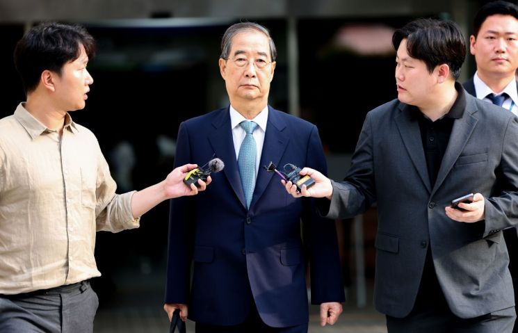 윤석열 전 대통령의 내란 행위 방조 혐의를 받는 한덕수 전 국무총리가 27일 구속 전 피의자 심문(영장실질심사)을 마친 뒤 대기 장소인 서울구치소로 이동하기 위해 서울 서초구 서울중앙지법 청사를 나서고 있다. 연합뉴스