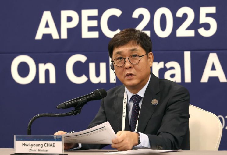 최휘영 문화체육관광부 장관이 27일 경북 경주 힐튼호텔에서 열린 'APEC 2025 문화산업고위급대화' 본회의를 마친 뒤 기자회견에서 회의 내용과 성과를 설명하고 있다.    [사진 제공= 문화체육관광부]