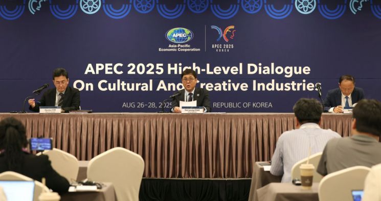 최휘영 문화체육관광부 장관이 27일 경북 경주 힐튼호텔에서 열린 'APEC 2025 문화산업고위급대화' 본회의를 마친 뒤 기자회견에서 회의 내용과 성과를 설명하고 있다.    [사진 제공= 문화체육관광부]