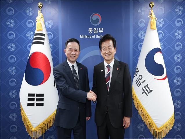 정동영 통일부 장관이 27일 서울 종로구 정부서울청사에서 다이빙 주한 중국대사와 기념 촬영하고 있다. 통일부 연합뉴스
