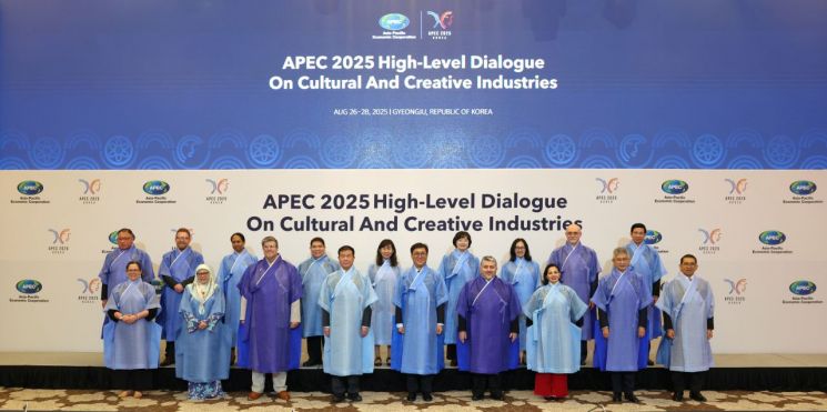 아시아태평양경제공동체(APEC) 2025 문화산업고위급대화 참석자들이 27일 경상북도 경주 힐튼호텔에서 본회의를 마친 뒤 한복을 입고 기념사진을 찍고 있다. 문화체육관광부는 이번 회의에 APEC 21개 회원경제체 중 멕시코를 제외한 20개 경제체가 참석했다고 밝혔다.  [사진 제공= 문화체육관광부]