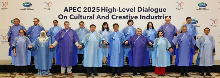 아시아태평양경제공동체(APEC) 2025 문화산업고위급대화 참석자들이 27일 경상북도 경주 힐튼호텔에서 본회의를 마친 뒤 한복을 입고 기념사진을 찍고 있다. 문화체육관광부는 이번 회의에 APEC 21개 회원경제체 중 멕시코를 제외한 20개 경제체가 참석했다고 밝혔다.  [사진 제공= 문화체육관광부]