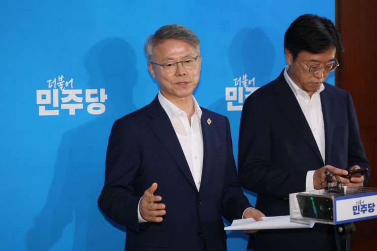 27일 서울 여의도 국회에서 더불어민주당 민형배 의원이 검찰개혁 관련 브리핑을 하고 있다. 연합뉴스