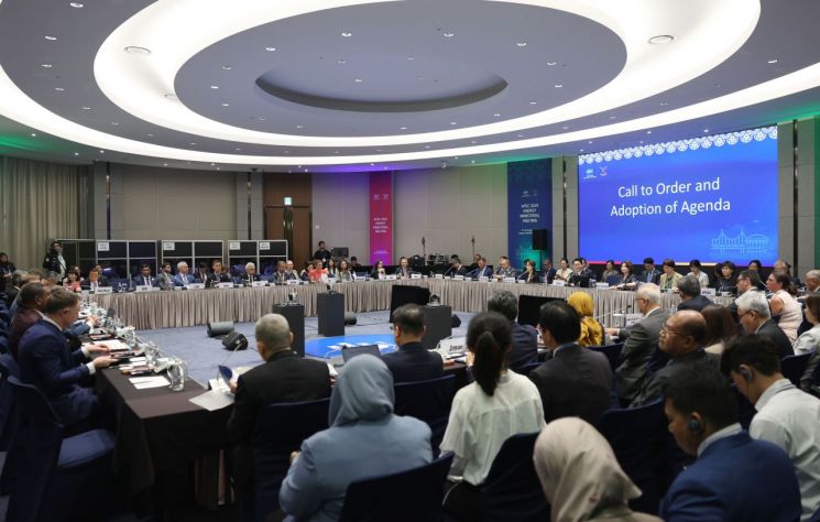27일 부산 누리마루 APEC하우스에서 21개국 APEC 회원 경제체, 국제기구단체, 글로벌 기업 등이 참석한 가운데 '아시아태평양경제협력체(APEC) 에너지장관 회의' 개막식이 열리고 있다. 한국 측에서는 이호현 산업통상자원부 2차관이 참석해 개회를 선언했다. 산업통상자원부