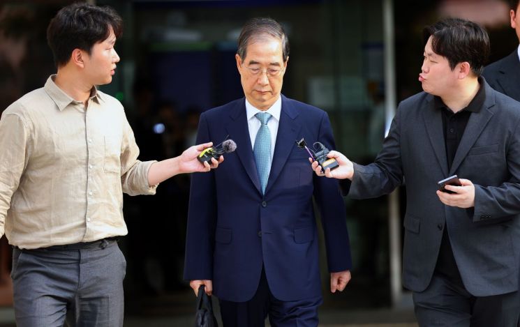 윤석열 전 대통령의 내란 행위 방조 혐의를 받는 한덕수 전 국무총리가 27일 구속 전 피의자 심문(영장실질심사)을 마친 뒤 대기 장소인 서울구치소로 이동하기 위해 서울 서초구 서울중앙지법 청사를 나서고 있다. 연합뉴스