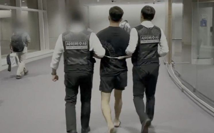 '알뜰폰 무단 개통' 등으로 640억원 피해를 일으킨 국제 해킹조직의 조직원이 경찰이 붙잡힌 모습. 서울경찰청