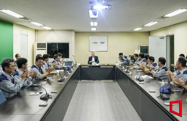 '부분파업' 한국GM 사장, 창원공장서 임직원 격려