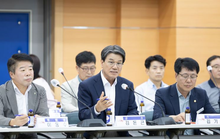 김돈곤 군수가 ‘청양 고추·구기자 축제’ 최종보고회를 진행하고 있다./청양군