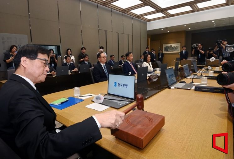이창용 한국은행 총재가 28일 오전 서울 중구 한국은행에서 열린 금융통화위원회에서 의사봉을 두드리고 있다.2025.08.28 사진공동취재단