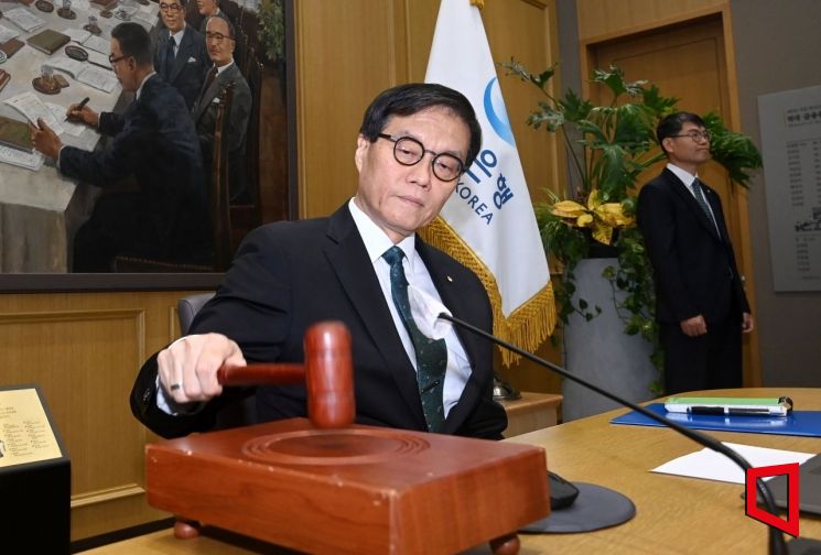 한은 금통위 "금리 동결, 수도권 집값·가계부채 추세적 안정 더 지켜봐야"