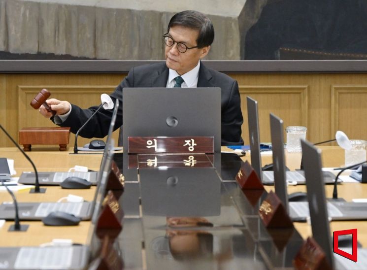 Lee Changyong, Governor of the Bank of Korea, is striking the gavel at the Monetary Policy Committee meeting held at the Bank of Korea in Jung-gu, Seoul. 2025.08.28 Photo by Joint Press Corps