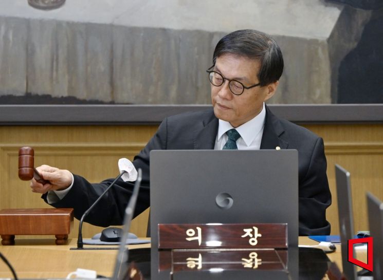 이창용 한국은행 총재가 28일 서울 중구 한은에서 열린 금융통화위원회에서 의사봉을 두드리고 있다. 사진공동취재단