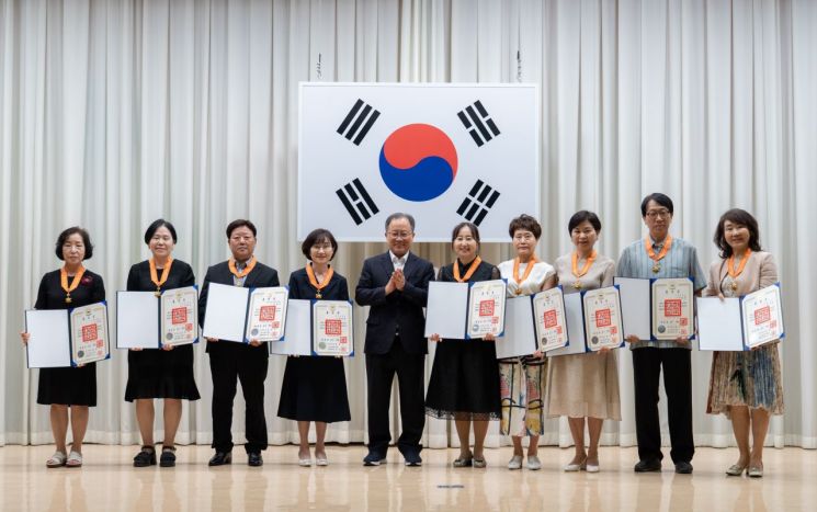 부산시교육청이 교원 337명 퇴직 정부포상을 전수하고 있다. 부산시교육청 제공