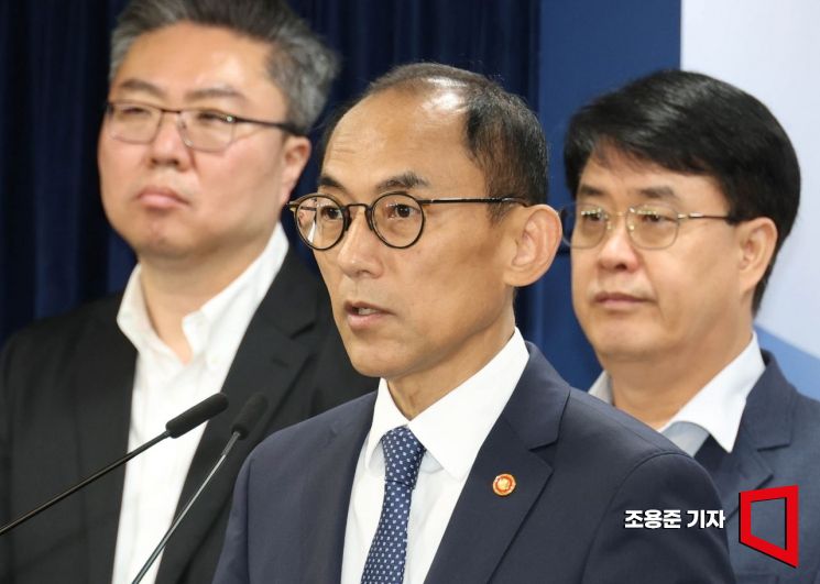 고학수 개인정보위원장이 28일 서울 종로구 정부서울청사에서 SK텔레콤 개인정보 유출사고에 대해 제재처분을 발표하고 있다. 개보위는 이날 과징금 1,347억 9,100만원과 과태료 960만원을 부과했다. 2025.8.28 조용준 기자