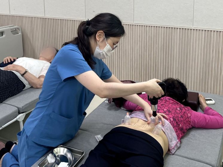 부산자생한방병원 의료진이 27일 부산 사하구 몰운대종합사회복지관을 찾아 의료봉사를 하고 있다. 부산자생한방병원
