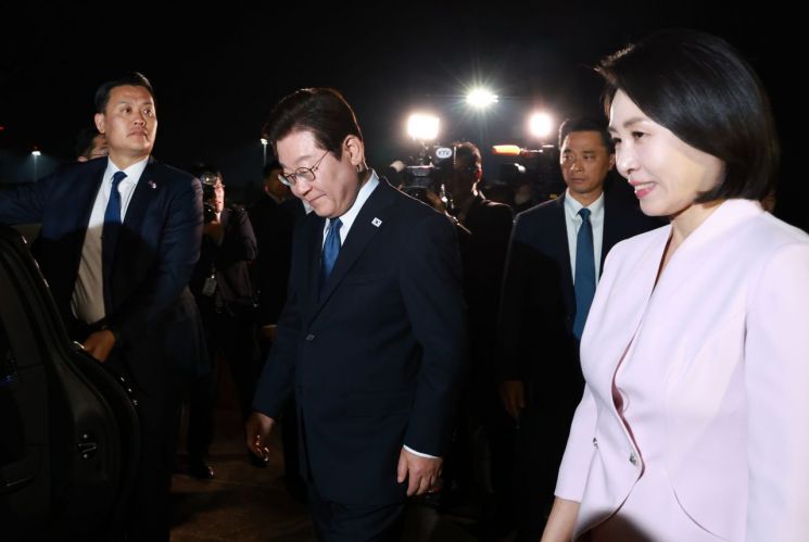 이재명 대통령과 김혜경 여사가 일본·미국 방문 일정을 마치고 28일 경기도 성남 서울공항에 도착해 공항을 나서고 있다. 연합뉴스