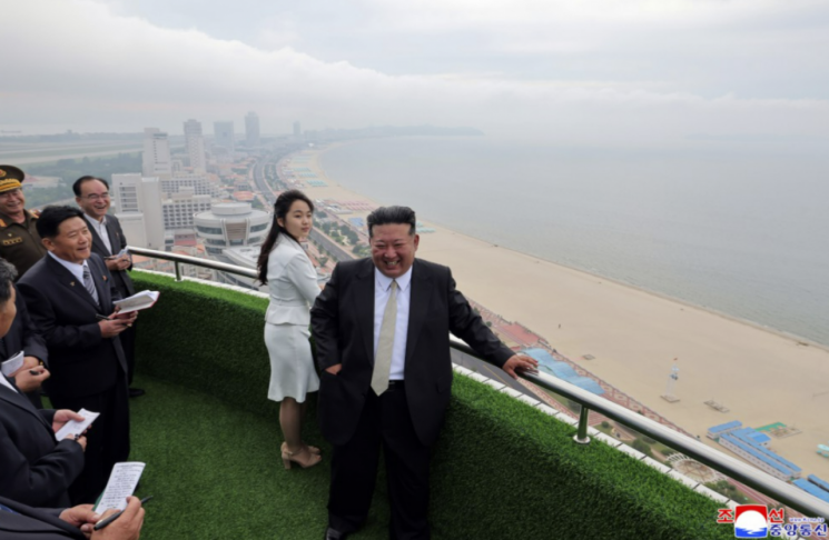 원산 갈마 해안관광지구 개장식에 참석한 김정은 북한 국무위원장. 조선중앙통신