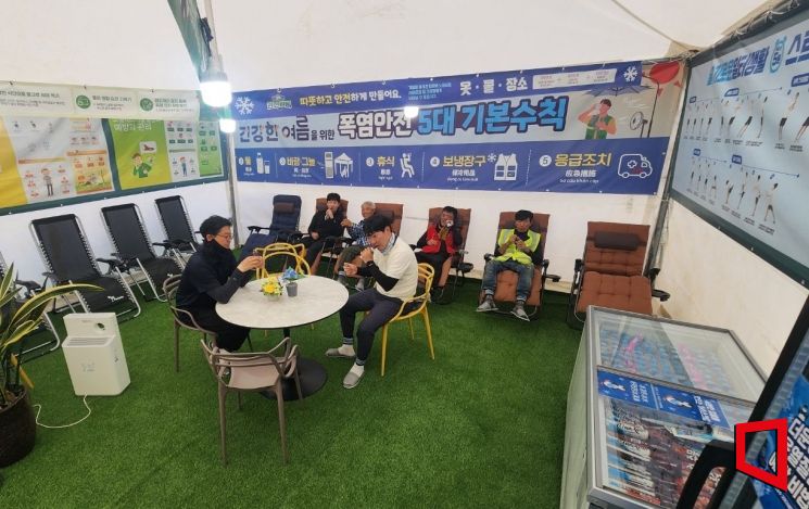 롯데건설 현장 근로자들이 냉방장치와 음료, 빙과류가 제공되는 휴게공간에서 휴식하고 있다. 롯데건설 제공