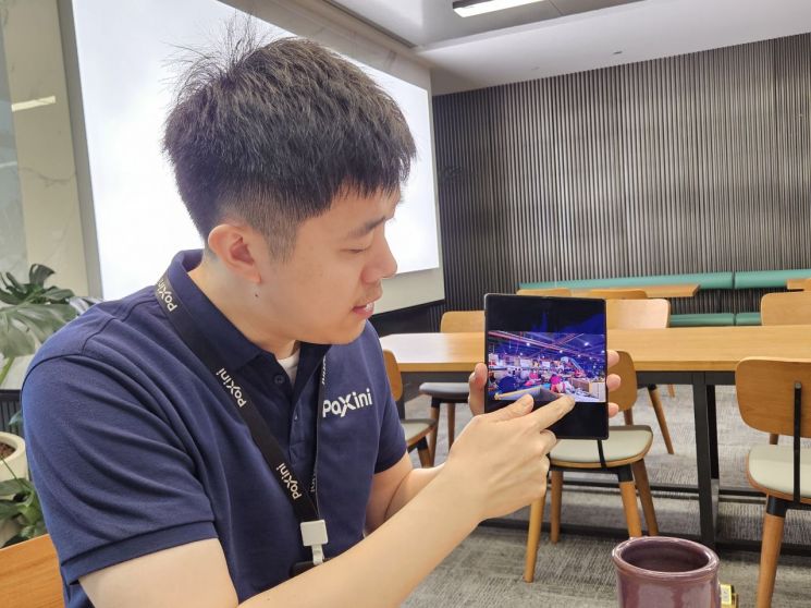 니에 샹루(Nie Xiangru) 파시니 공동창업자가 지난달 19일 중국 선전 본사에서 아시아경제와 만나 자사 제품이 산업 현장에 활용되는 모습을 설명하고 있다. 사진 박준이 기자.